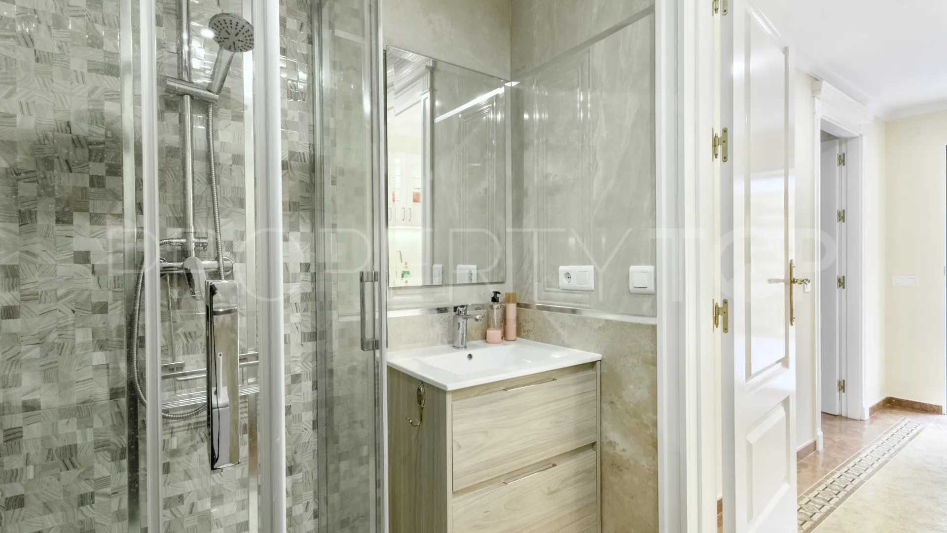 For sale villa with 6 bedrooms in Hacienda las Chapas