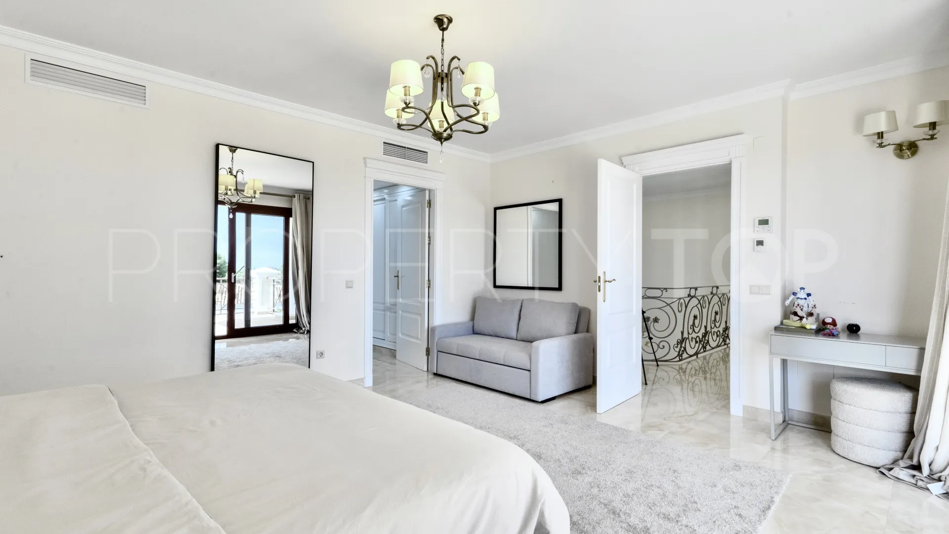 For sale villa with 6 bedrooms in Hacienda las Chapas
