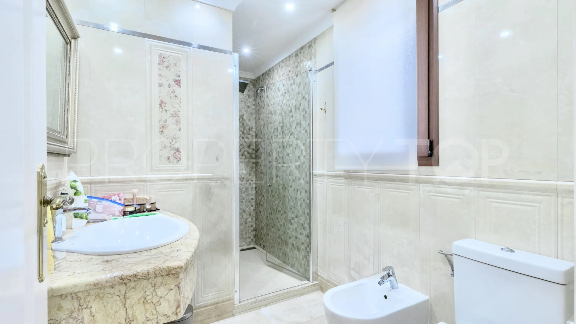 For sale villa with 6 bedrooms in Hacienda las Chapas