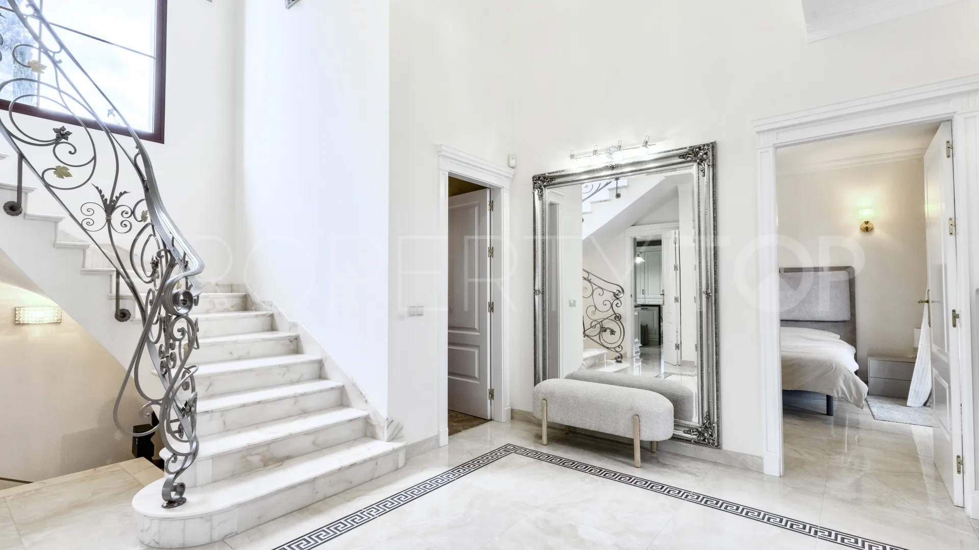 For sale villa with 6 bedrooms in Hacienda las Chapas
