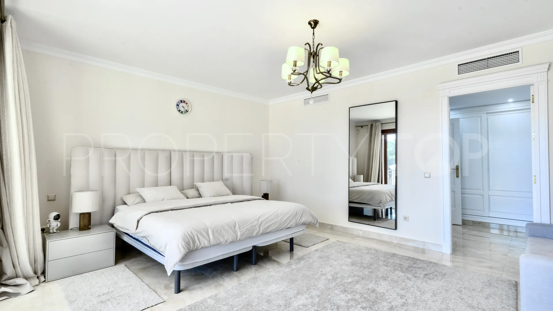 For sale villa with 6 bedrooms in Hacienda las Chapas