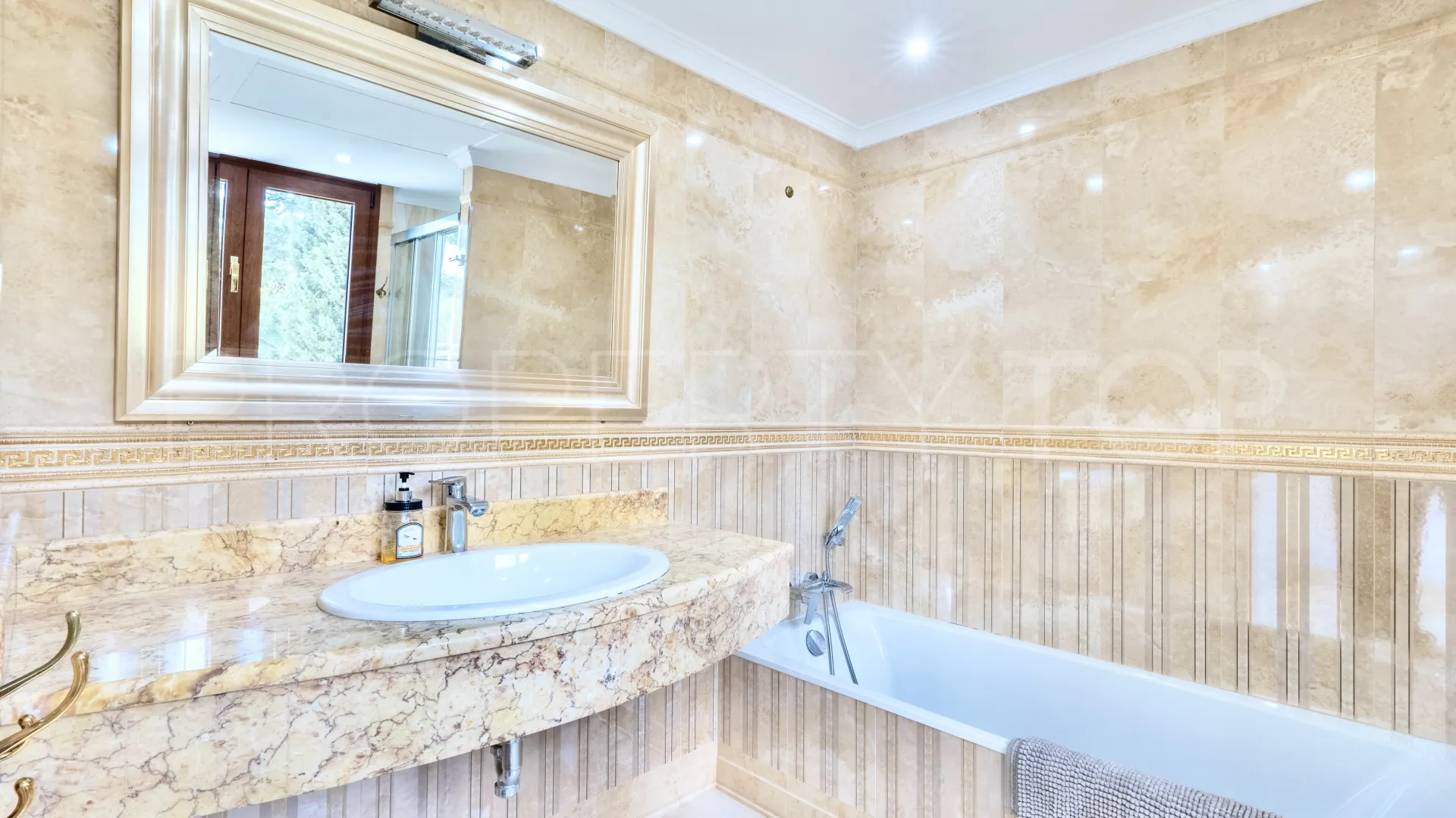 For sale villa with 6 bedrooms in Hacienda las Chapas