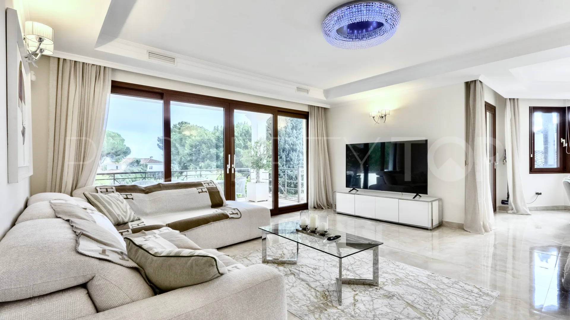 For sale villa with 6 bedrooms in Hacienda las Chapas