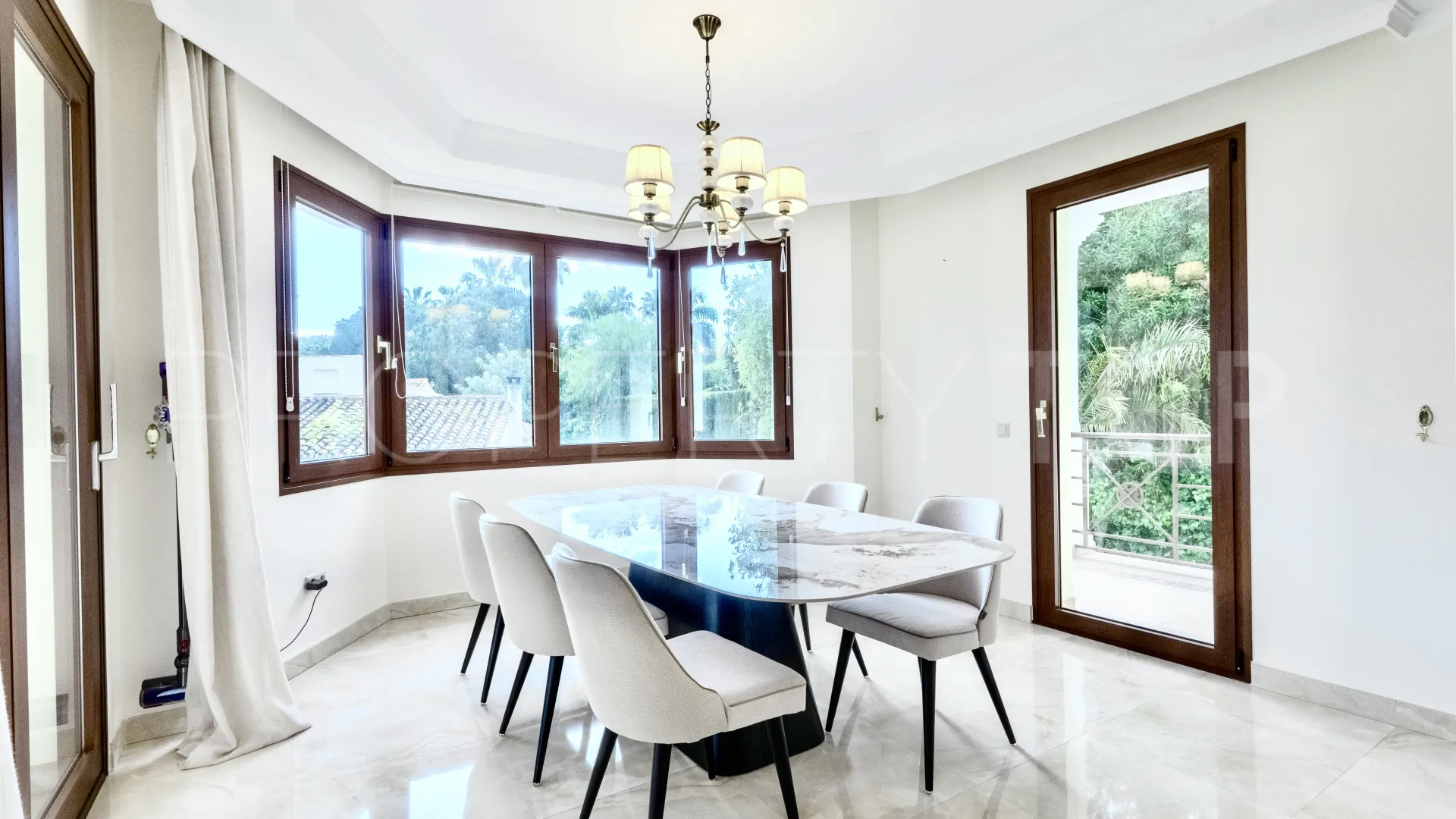 For sale villa with 6 bedrooms in Hacienda las Chapas