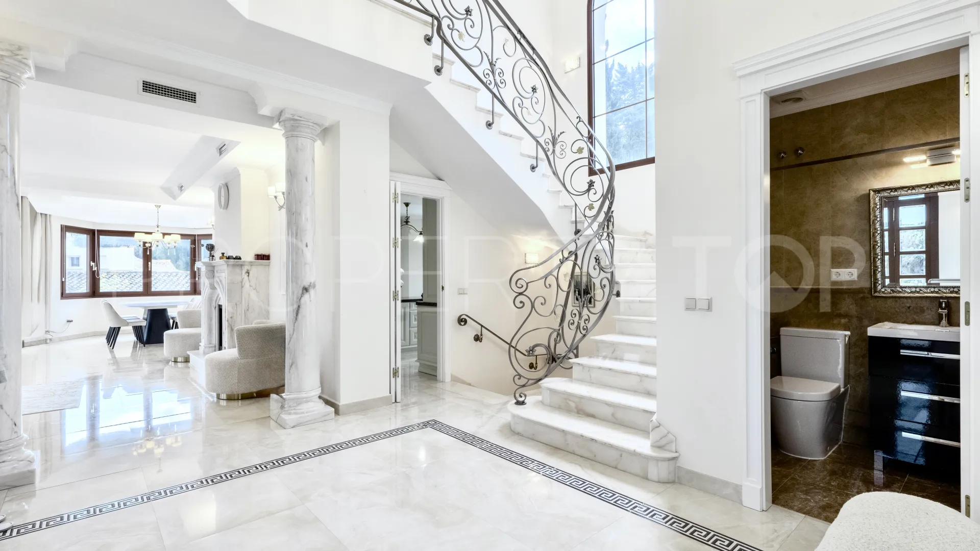 For sale villa with 6 bedrooms in Hacienda las Chapas