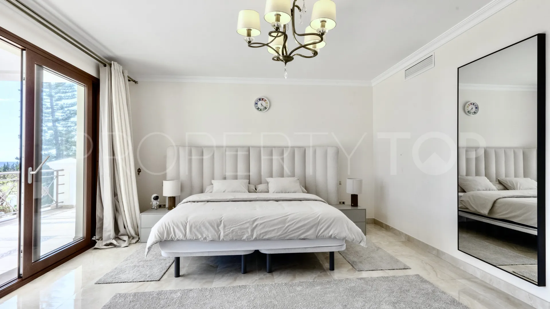 For sale villa with 6 bedrooms in Hacienda las Chapas