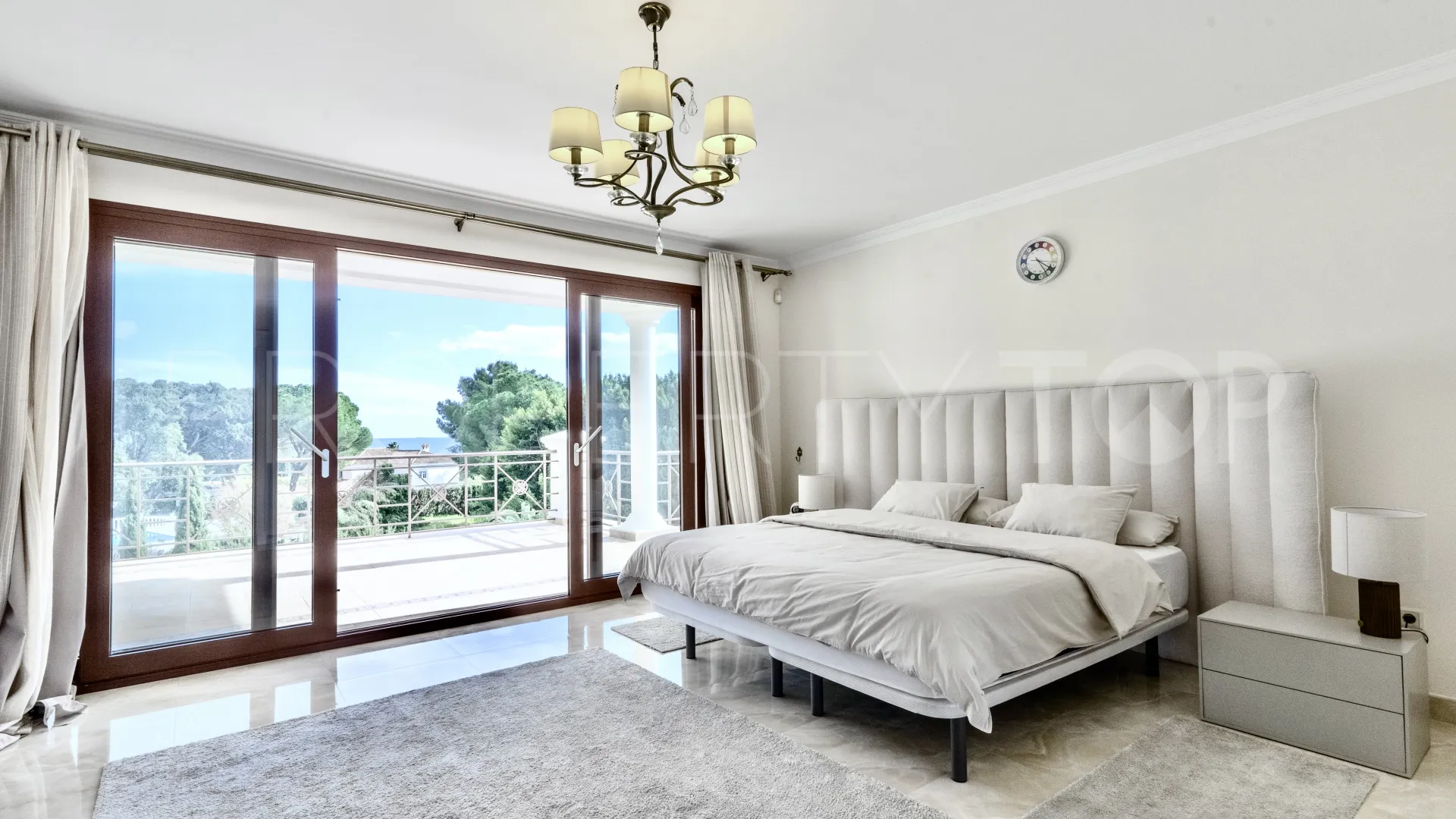 For sale villa with 6 bedrooms in Hacienda las Chapas