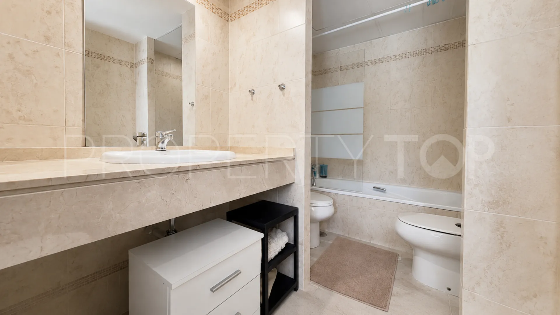 For sale ground floor apartment in Estepona East