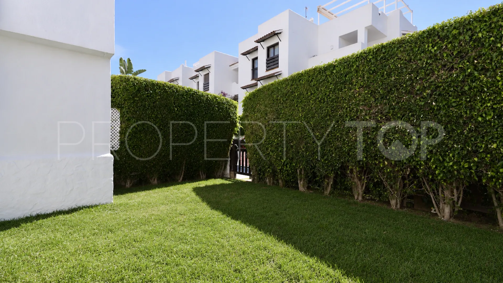 For sale ground floor apartment in Estepona East