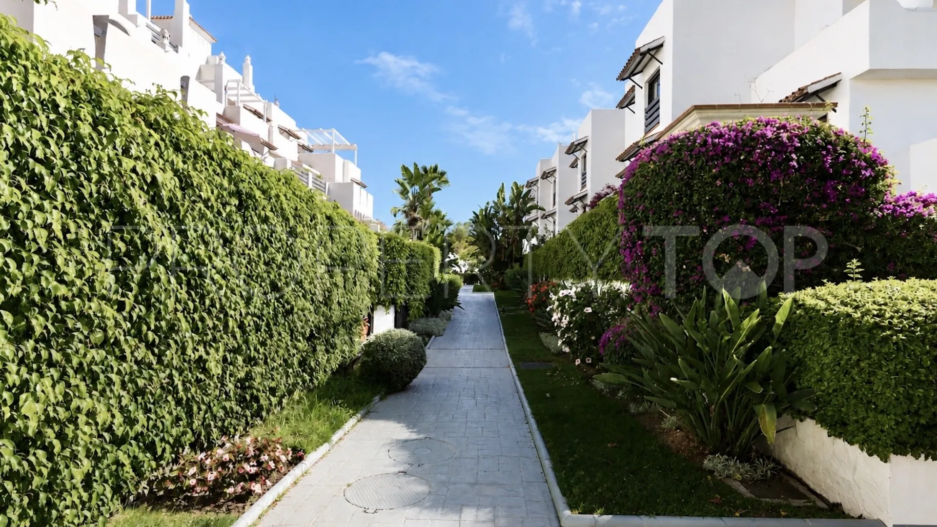 For sale ground floor apartment in Estepona East