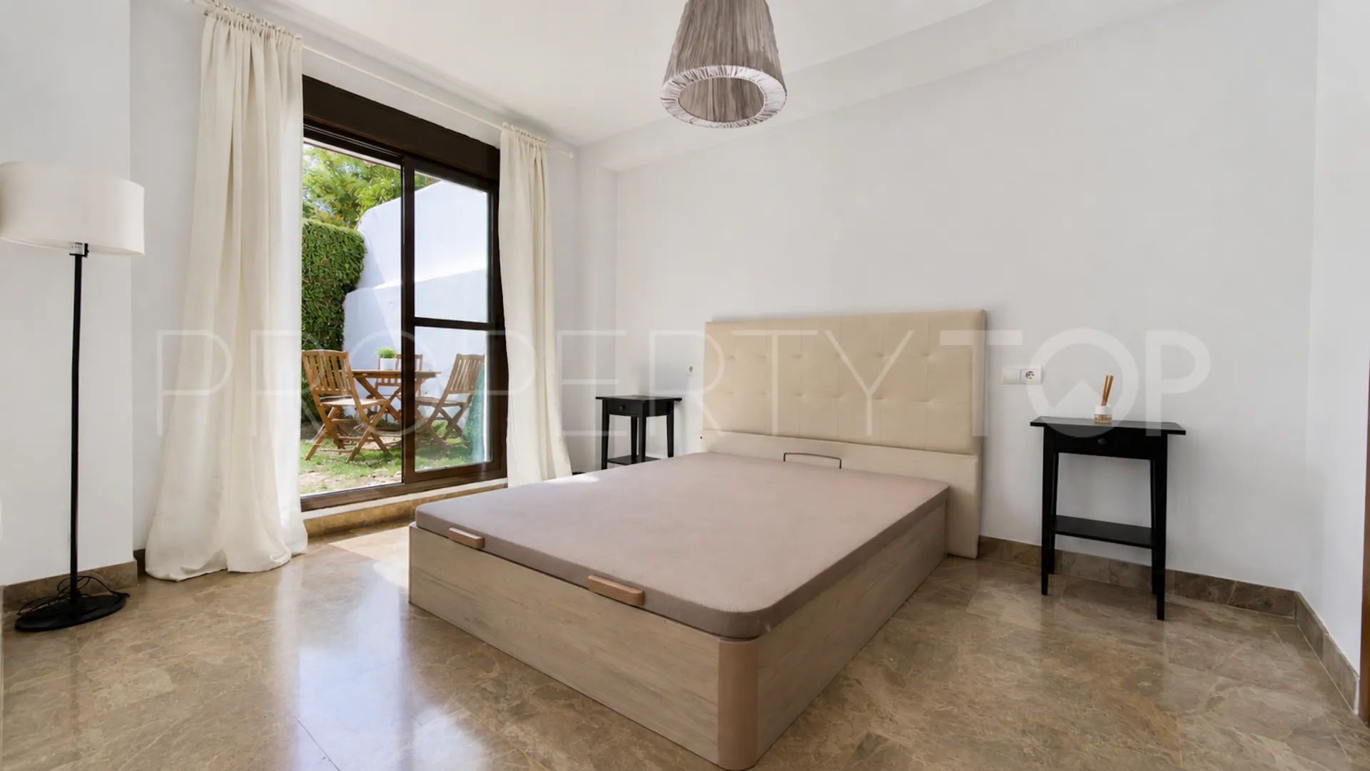 For sale ground floor apartment in Estepona East