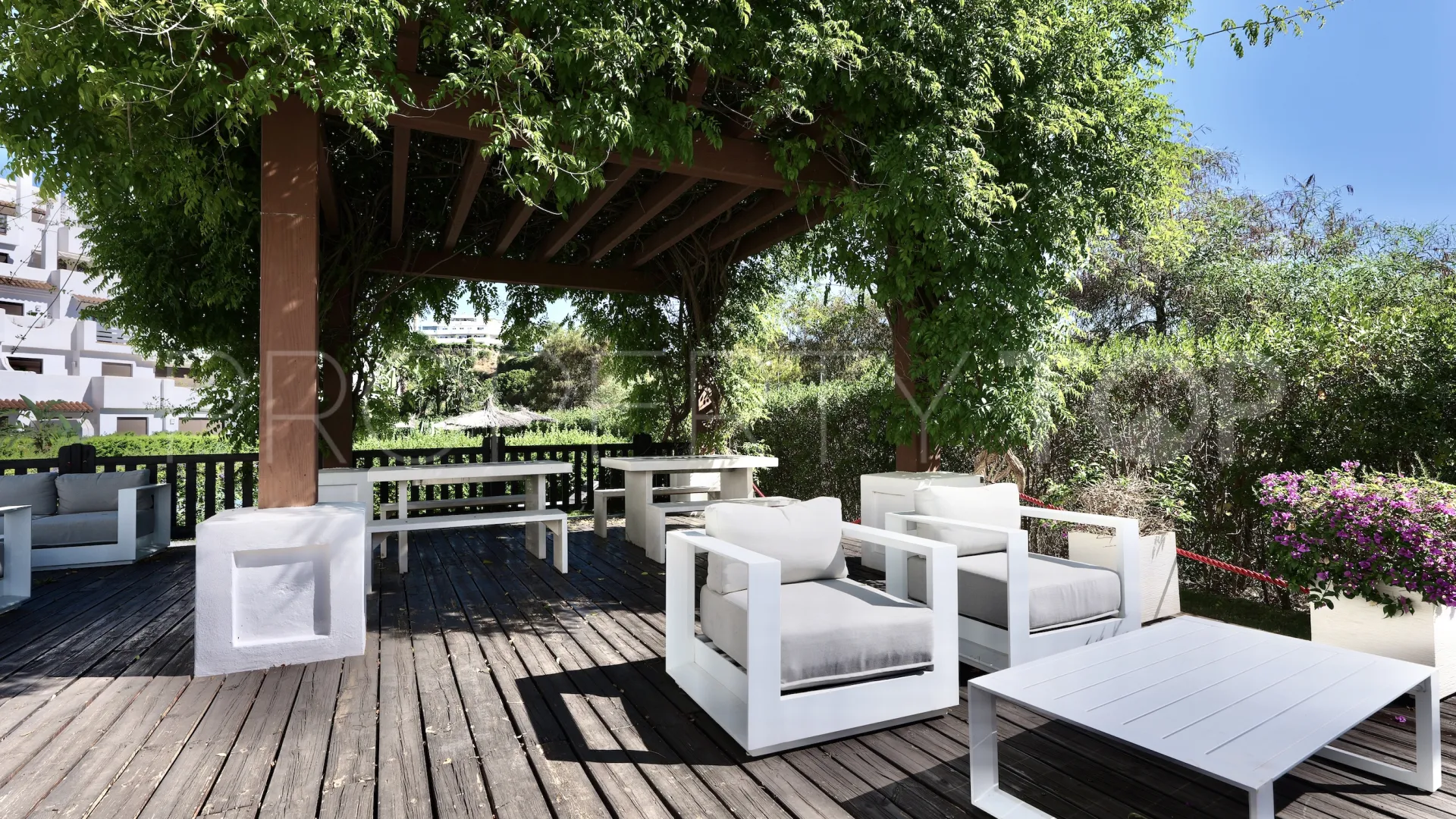 For sale ground floor apartment in Estepona East