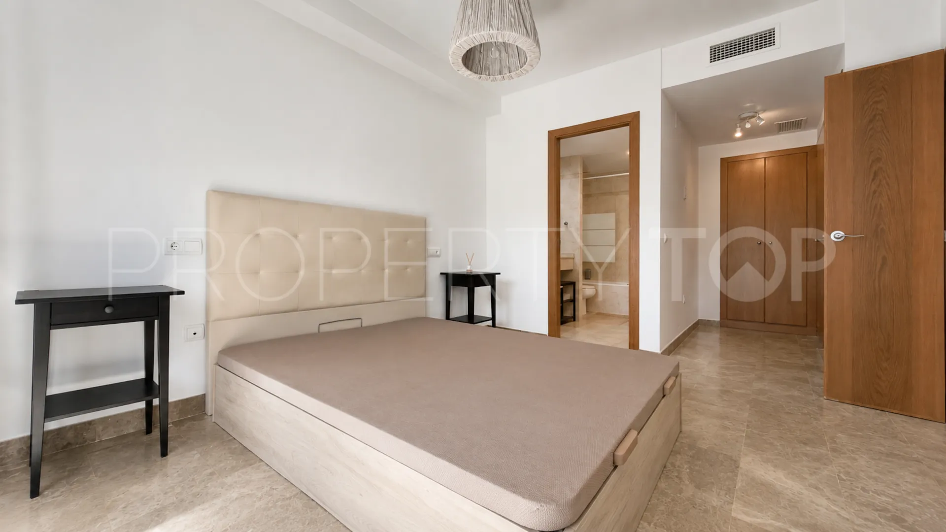 For sale ground floor apartment in Estepona East