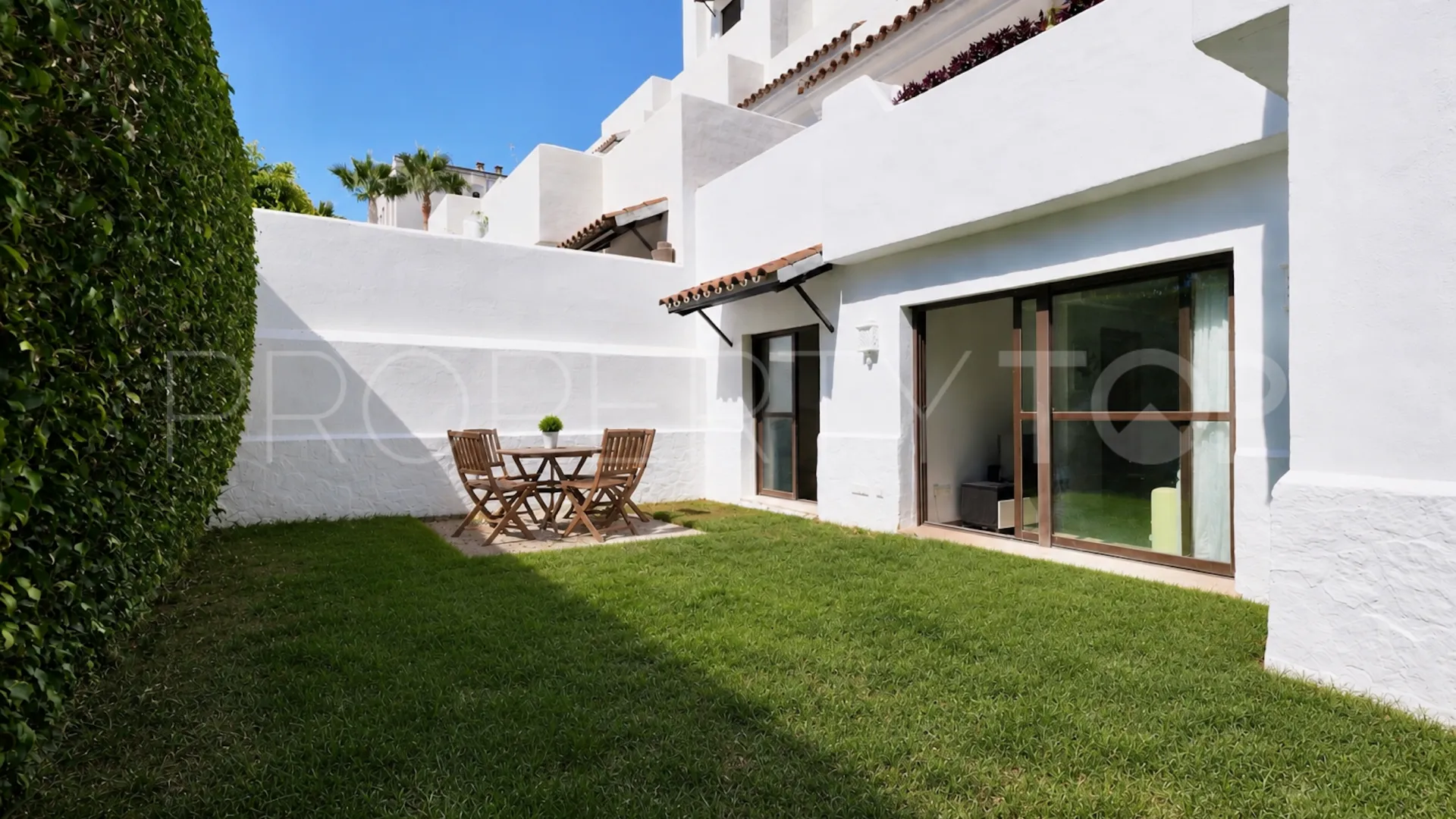 For sale ground floor apartment in Estepona East