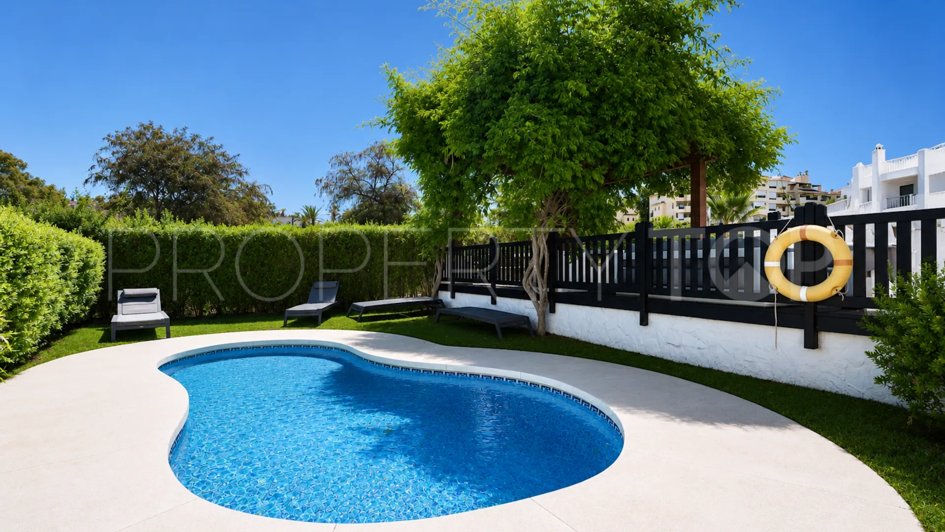 For sale ground floor apartment in Estepona East
