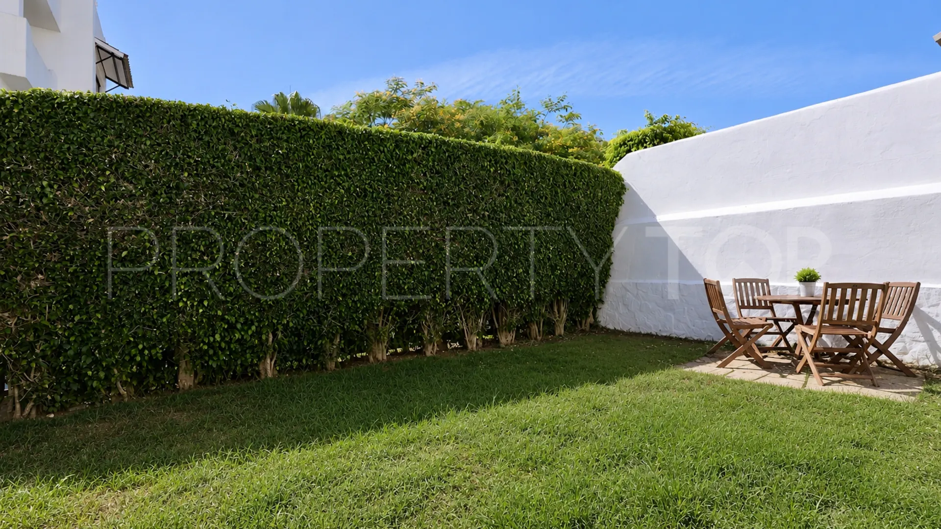 For sale ground floor apartment in Estepona East