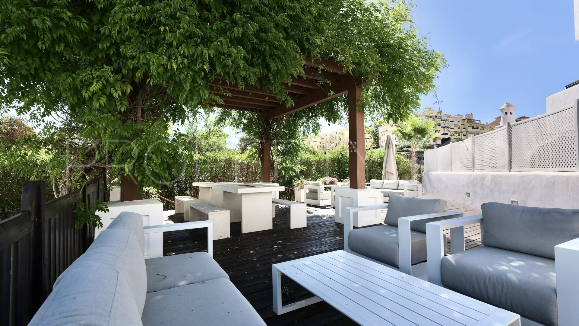For sale ground floor apartment in Estepona East