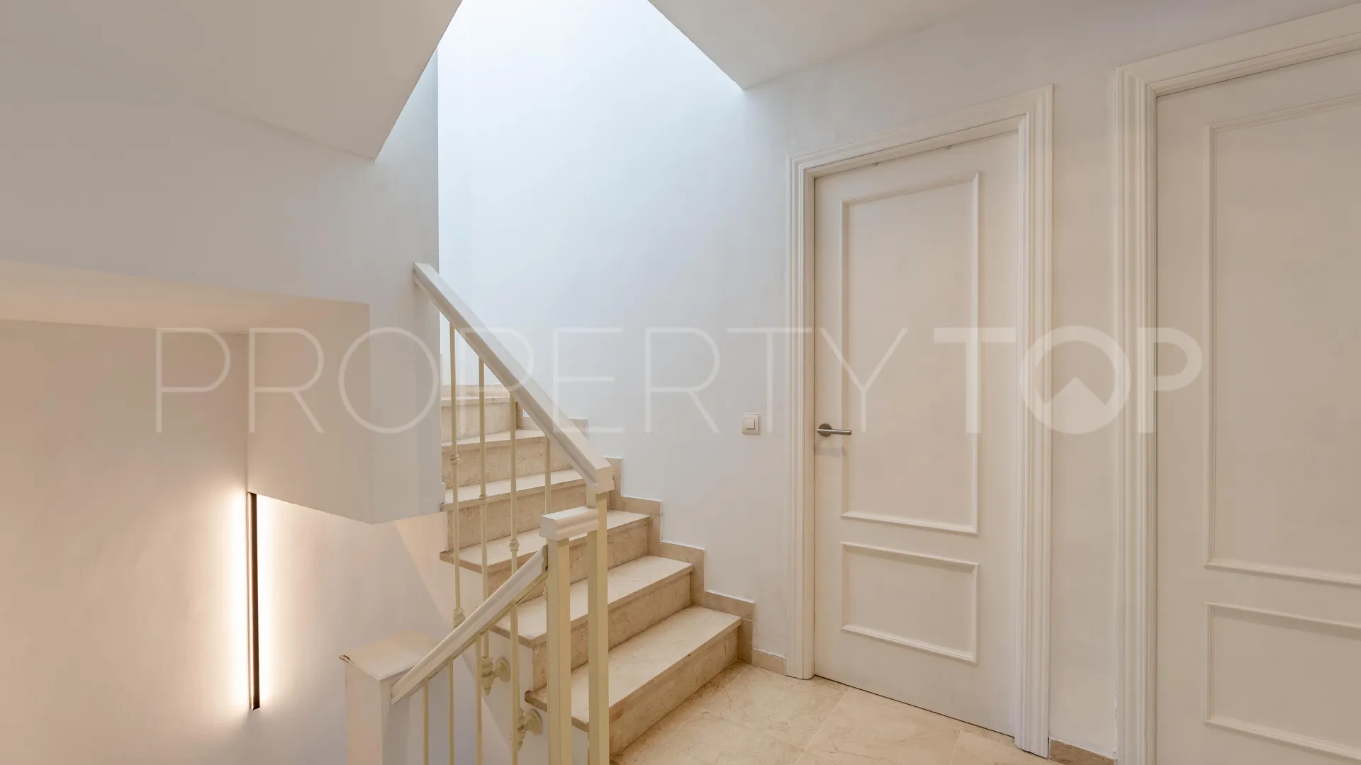 For sale town house in San Pedro de Alcantara with 5 bedrooms