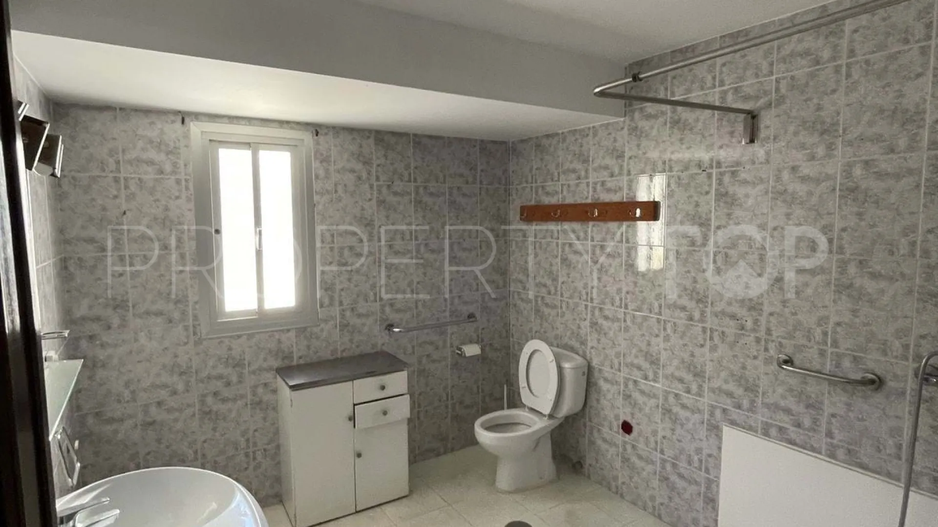 Apartamento de 4 dormitorios a la venta en Marbella