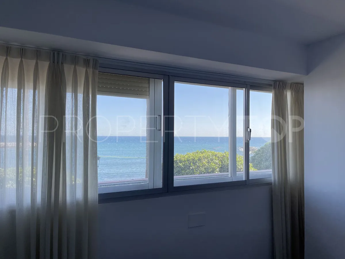Apartamento de 4 dormitorios a la venta en Marbella