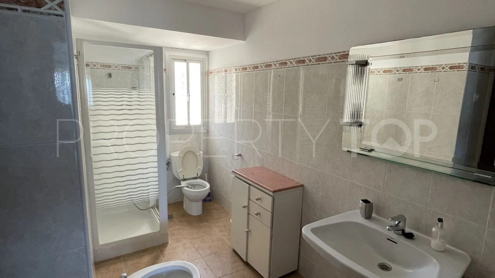 Apartamento de 4 dormitorios a la venta en Marbella