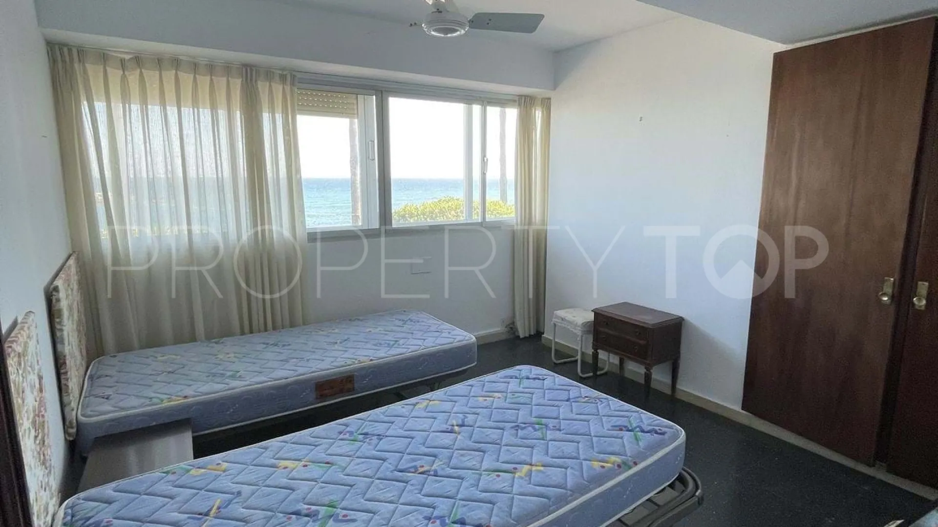 Apartamento de 4 dormitorios a la venta en Marbella