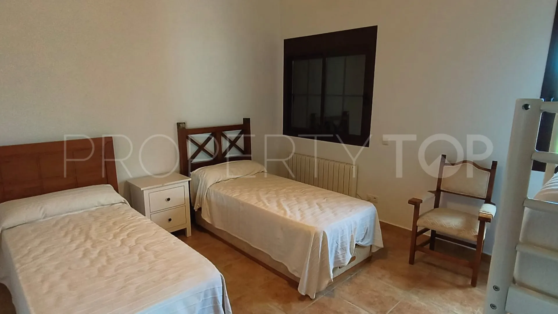 For sale country house in La Alberdina with 3 bedrooms
