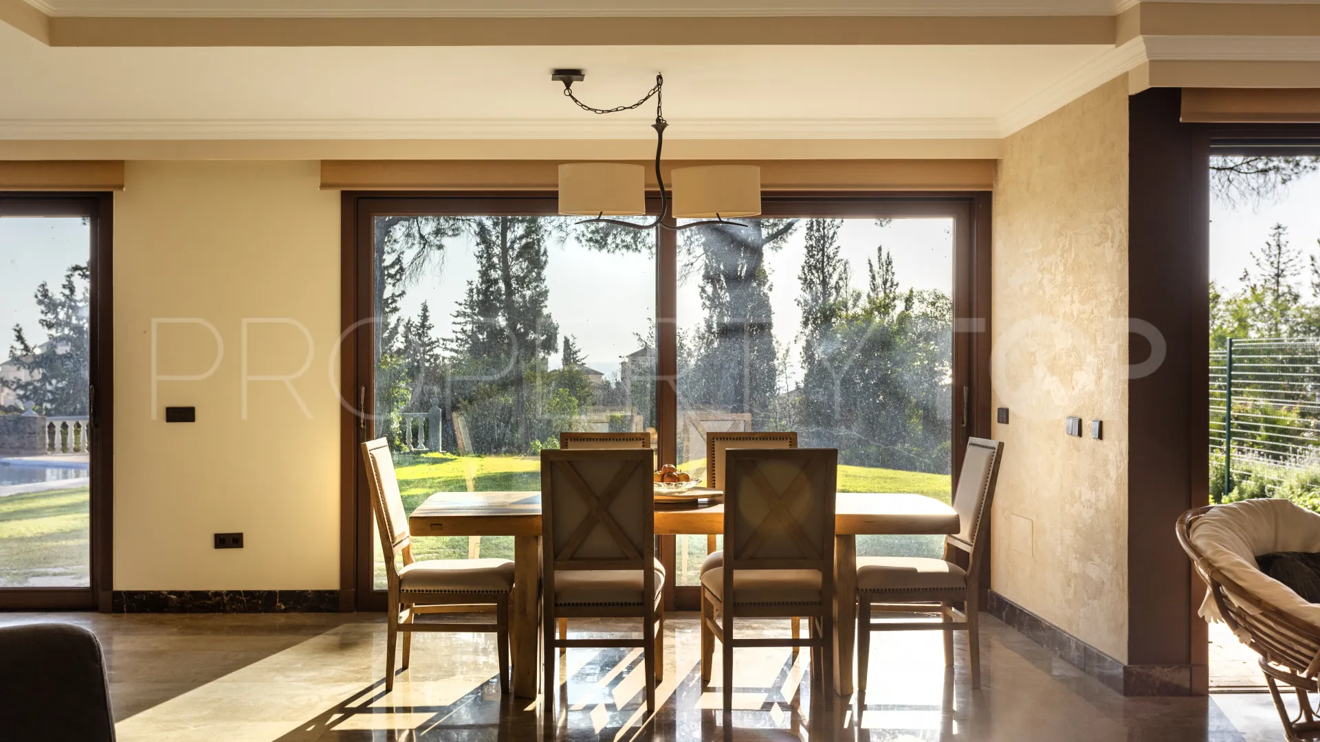 Se vende villa en Elviria con 6 dormitorios