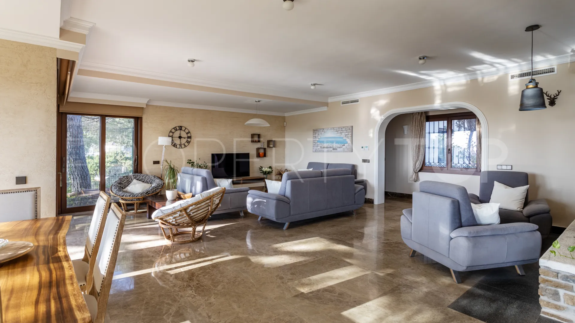 Se vende villa en Elviria con 6 dormitorios