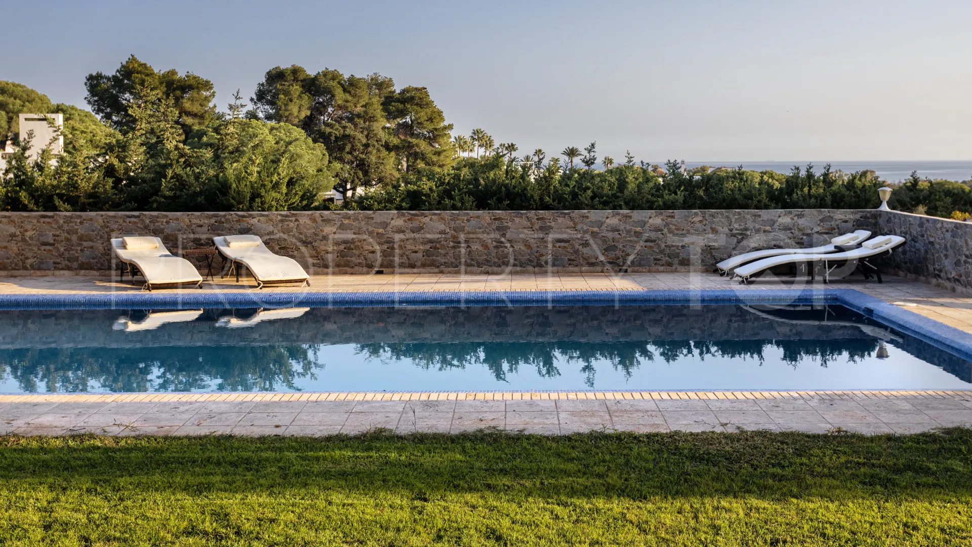 Se vende villa en Elviria con 6 dormitorios