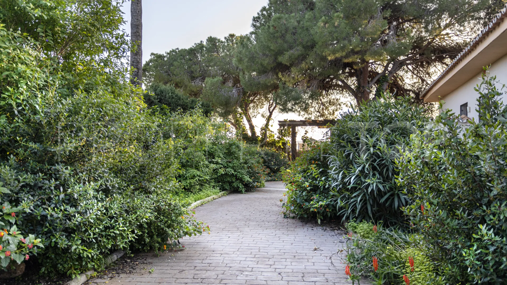 Se vende villa en Elviria con 6 dormitorios