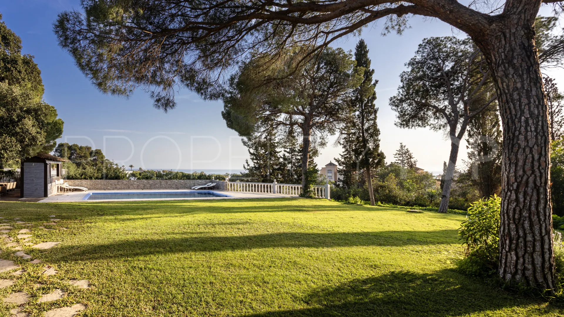 Se vende villa en Elviria con 6 dormitorios