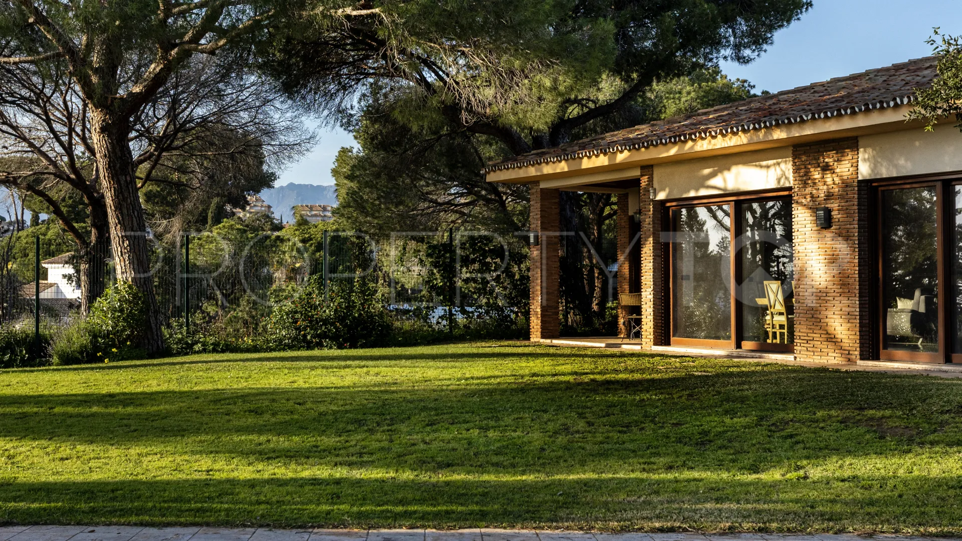 Se vende villa en Elviria con 6 dormitorios