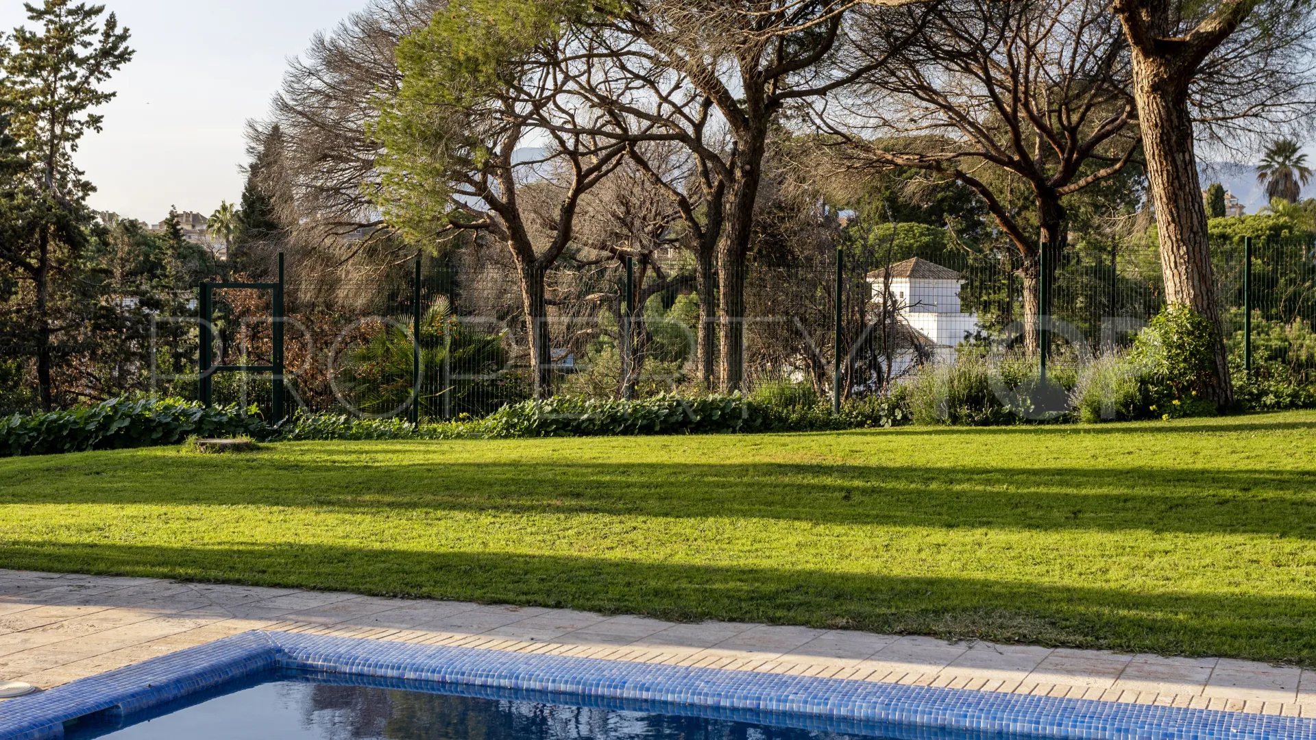 Se vende villa en Elviria con 6 dormitorios
