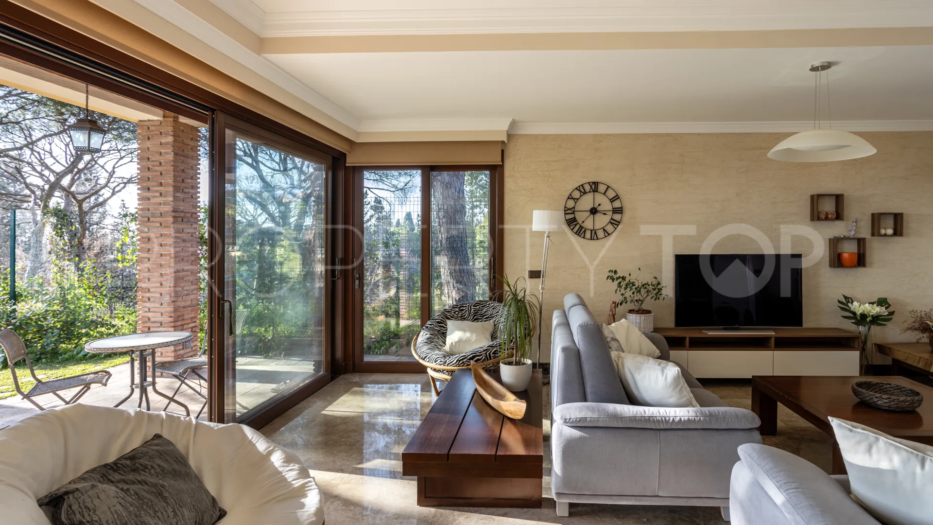 Se vende villa en Elviria con 6 dormitorios