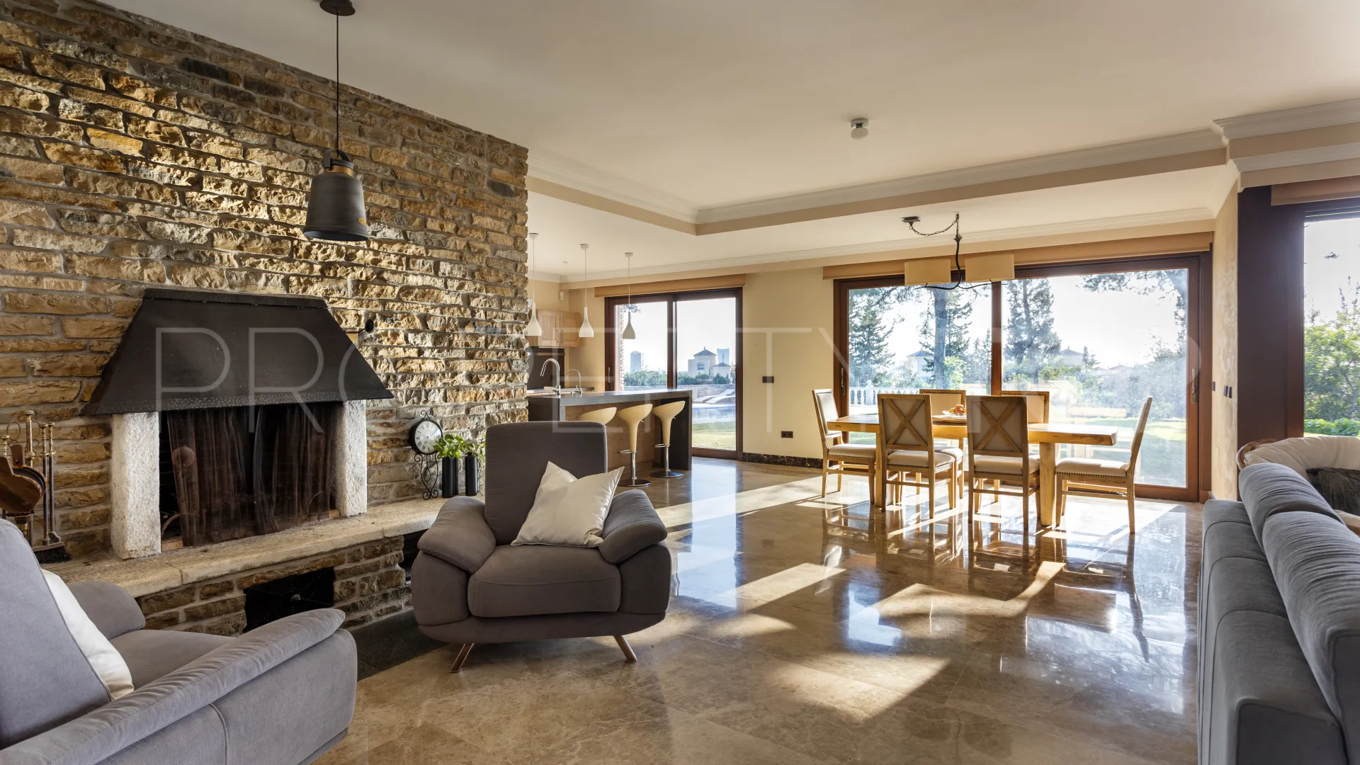 Se vende villa en Elviria con 6 dormitorios