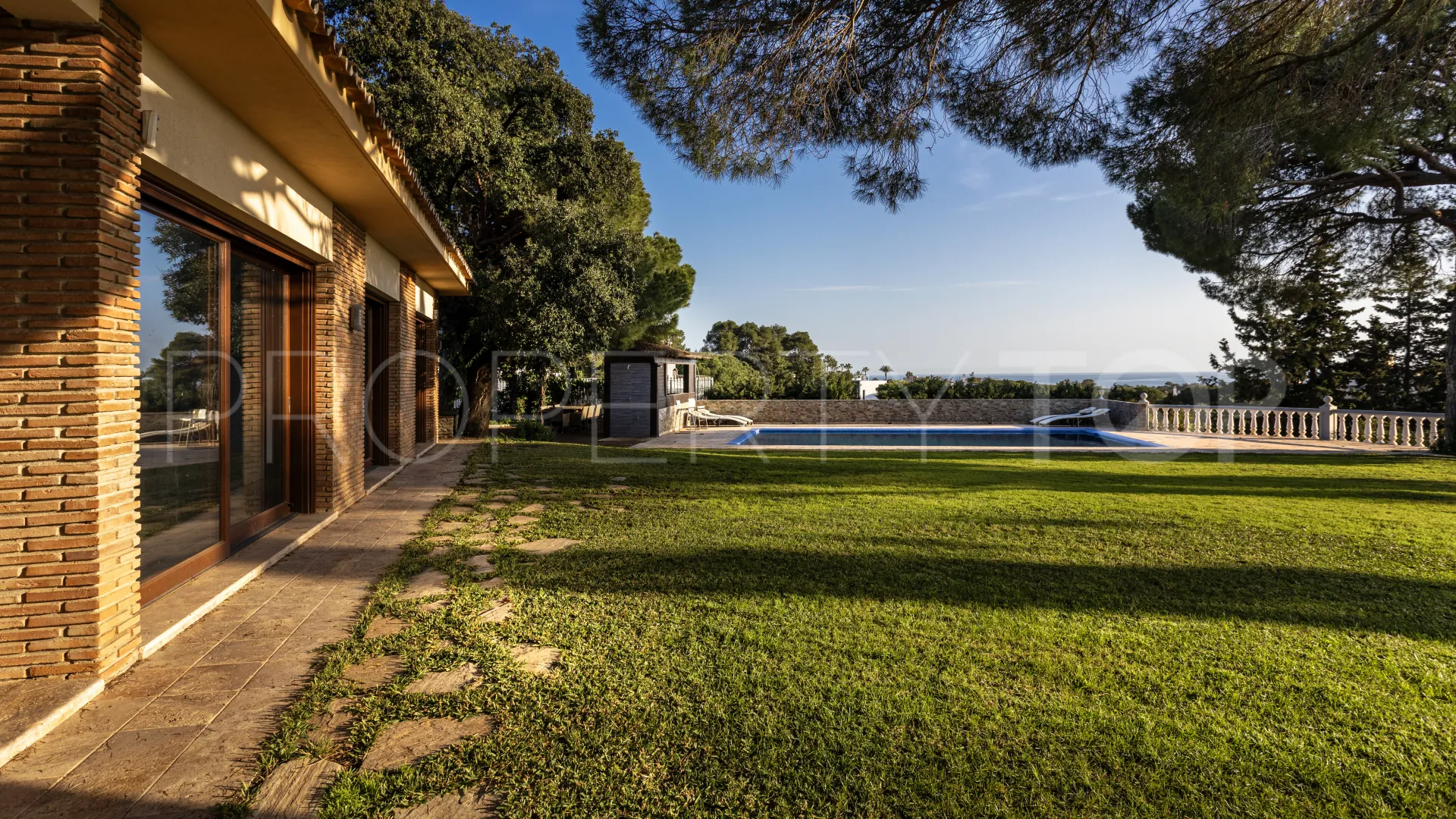 Se vende villa en Elviria con 6 dormitorios