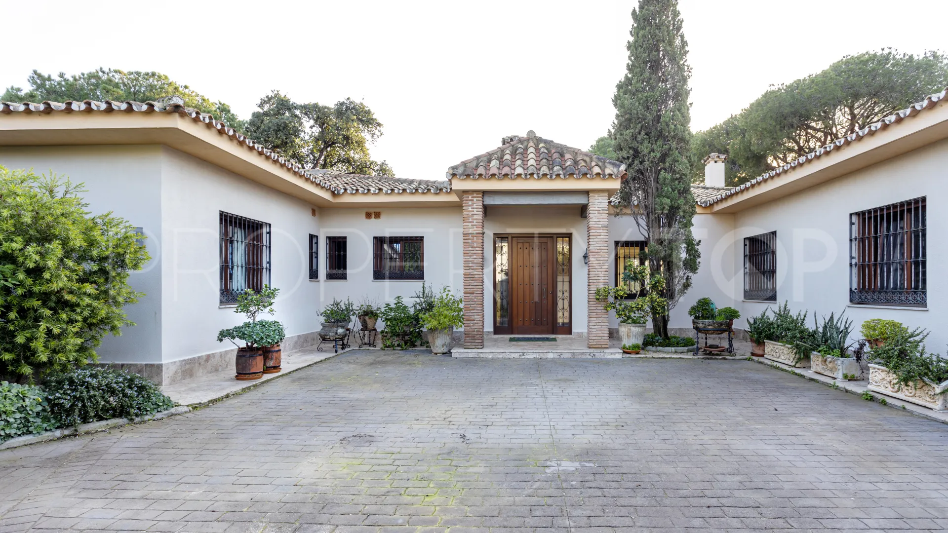 Se vende villa en Elviria con 6 dormitorios