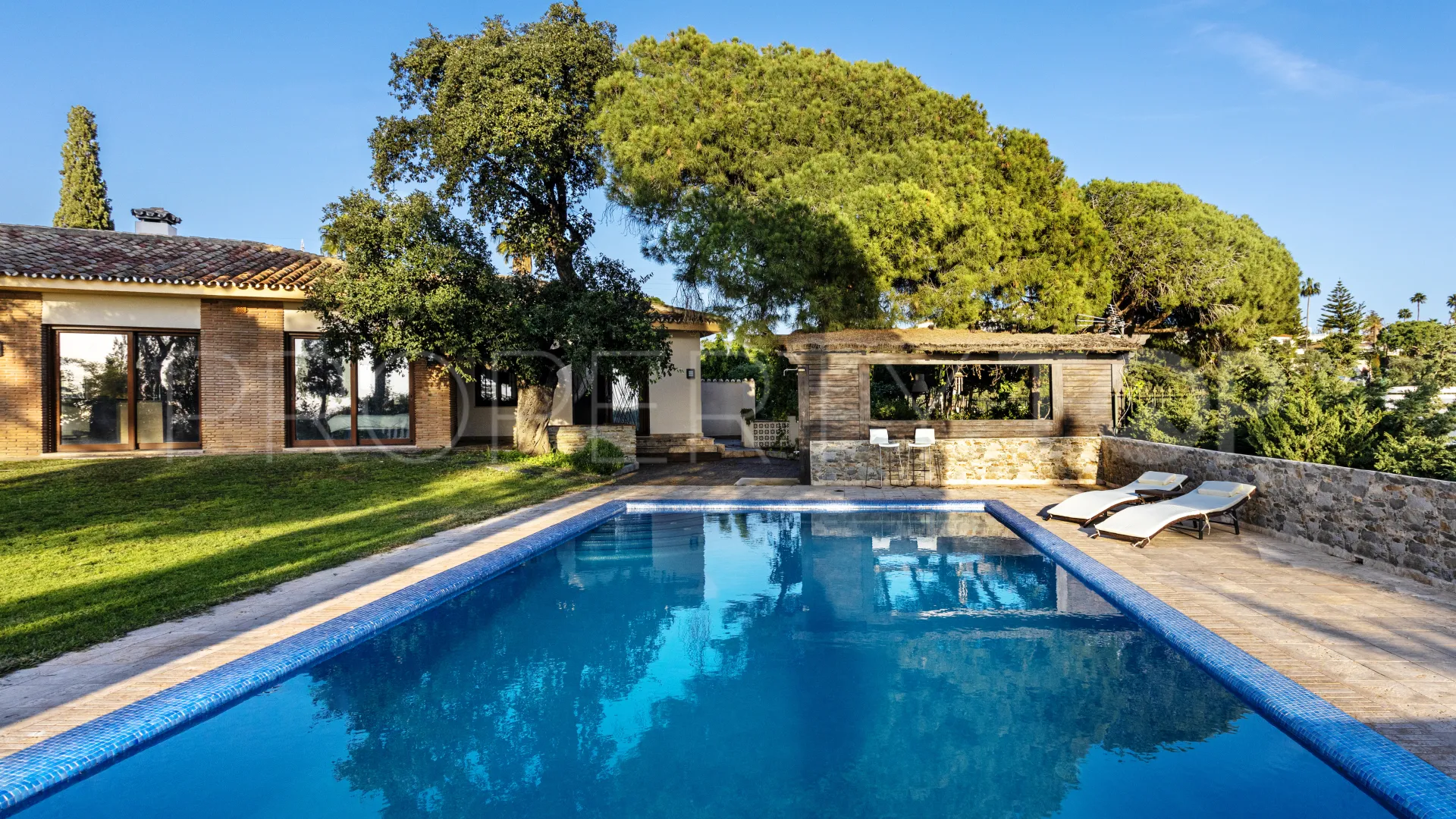 Se vende villa en Elviria con 6 dormitorios