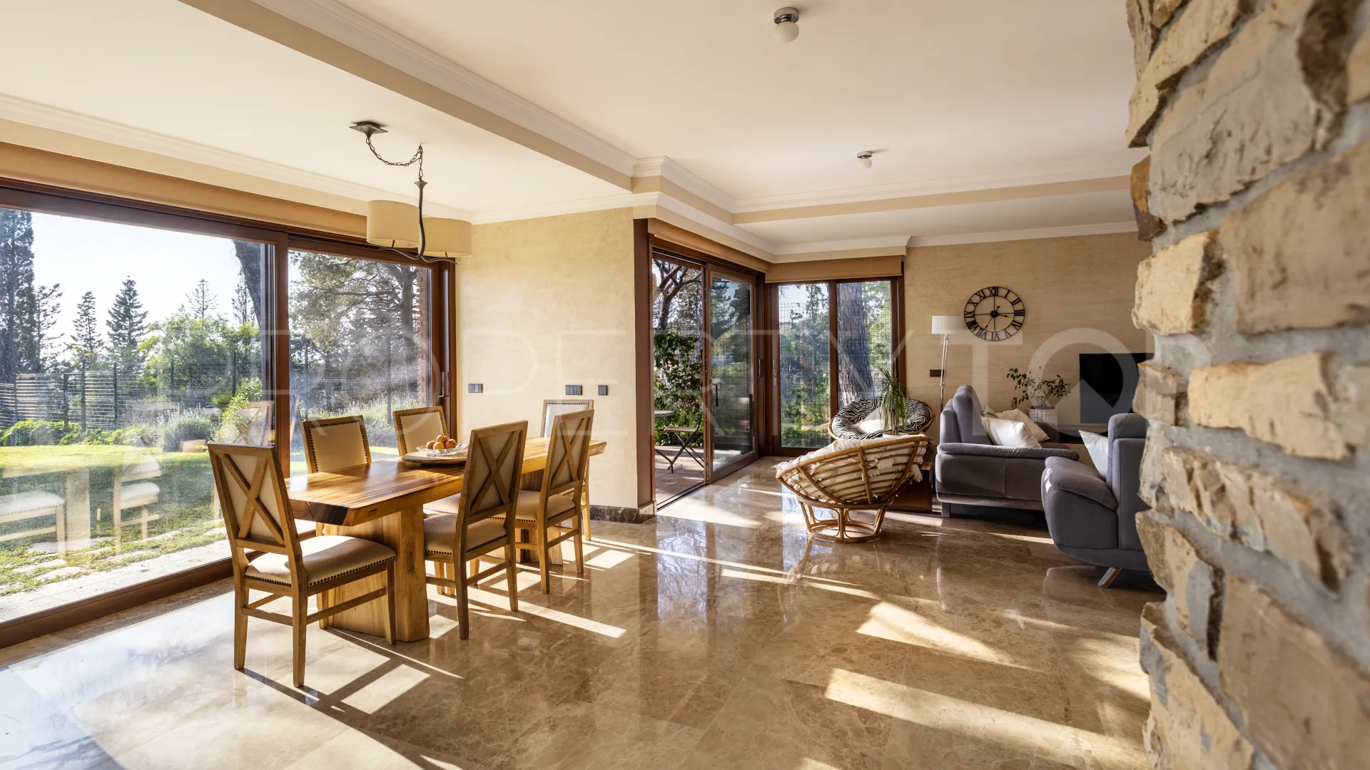 Se vende villa en Elviria con 6 dormitorios