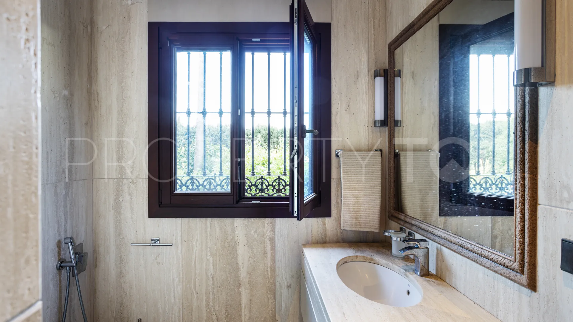 Se vende villa en Elviria con 6 dormitorios