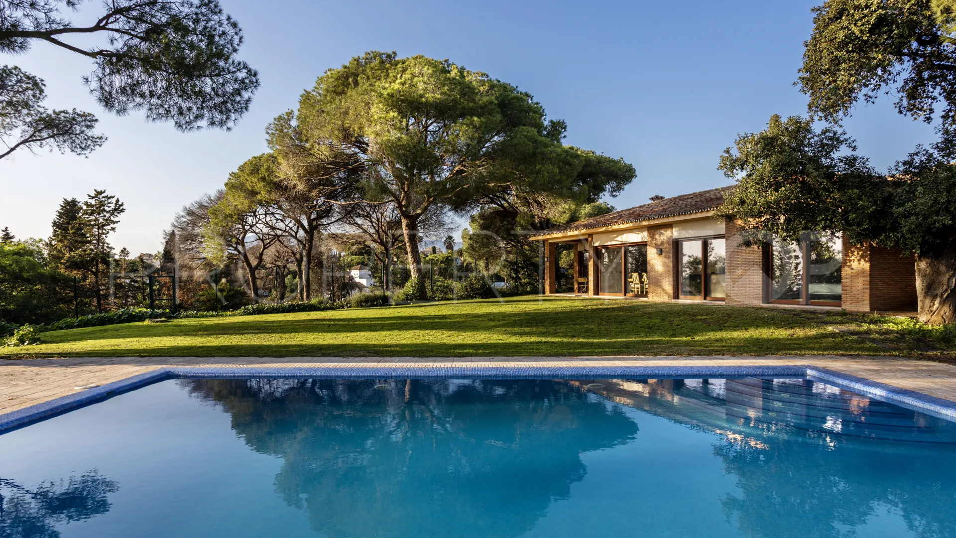 Se vende villa en Elviria con 6 dormitorios