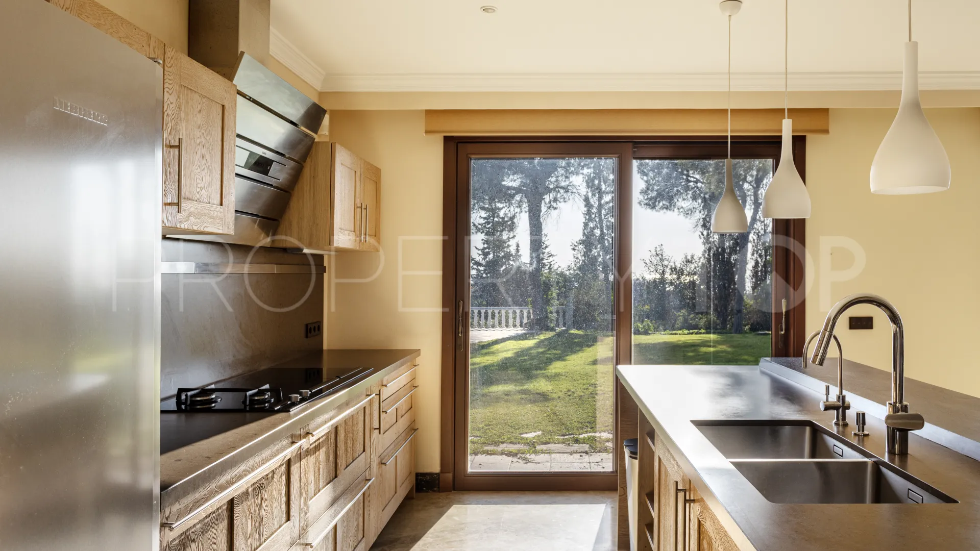 Se vende villa en Elviria con 6 dormitorios