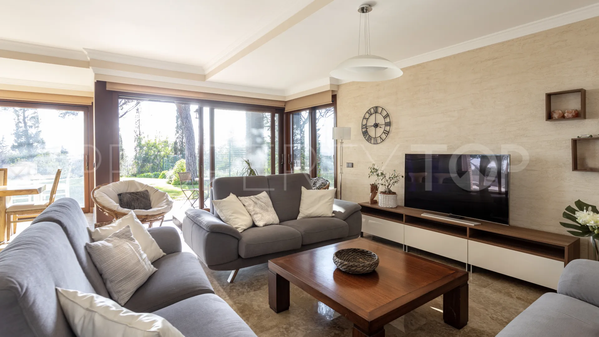 Se vende villa en Elviria con 6 dormitorios