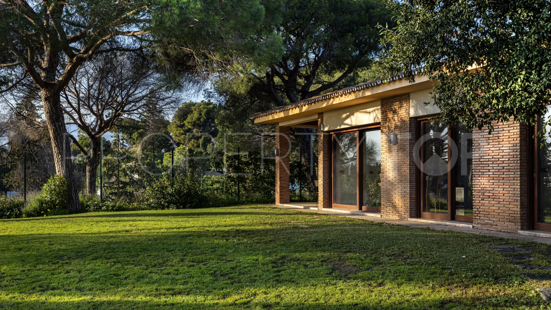 Se vende villa en Elviria con 6 dormitorios