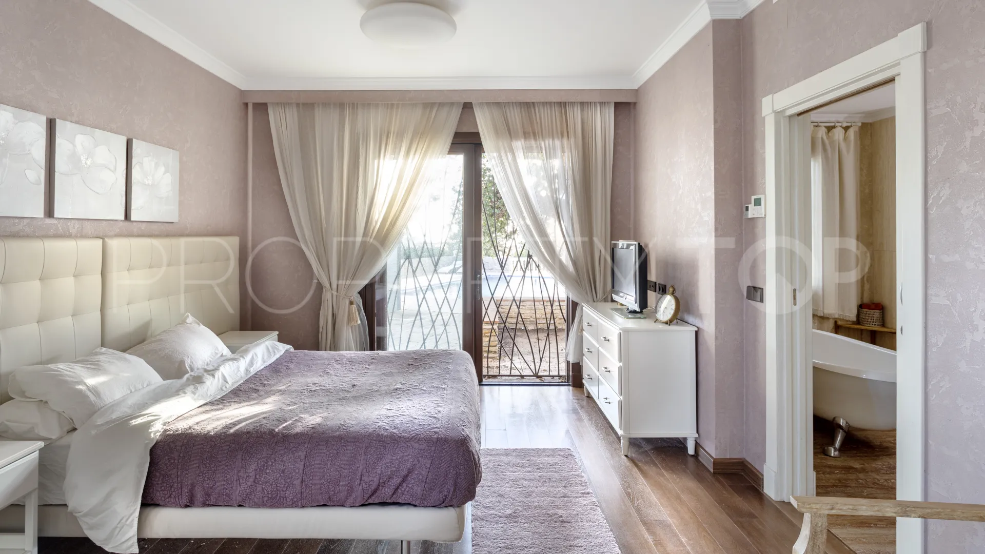 Se vende villa en Elviria con 6 dormitorios