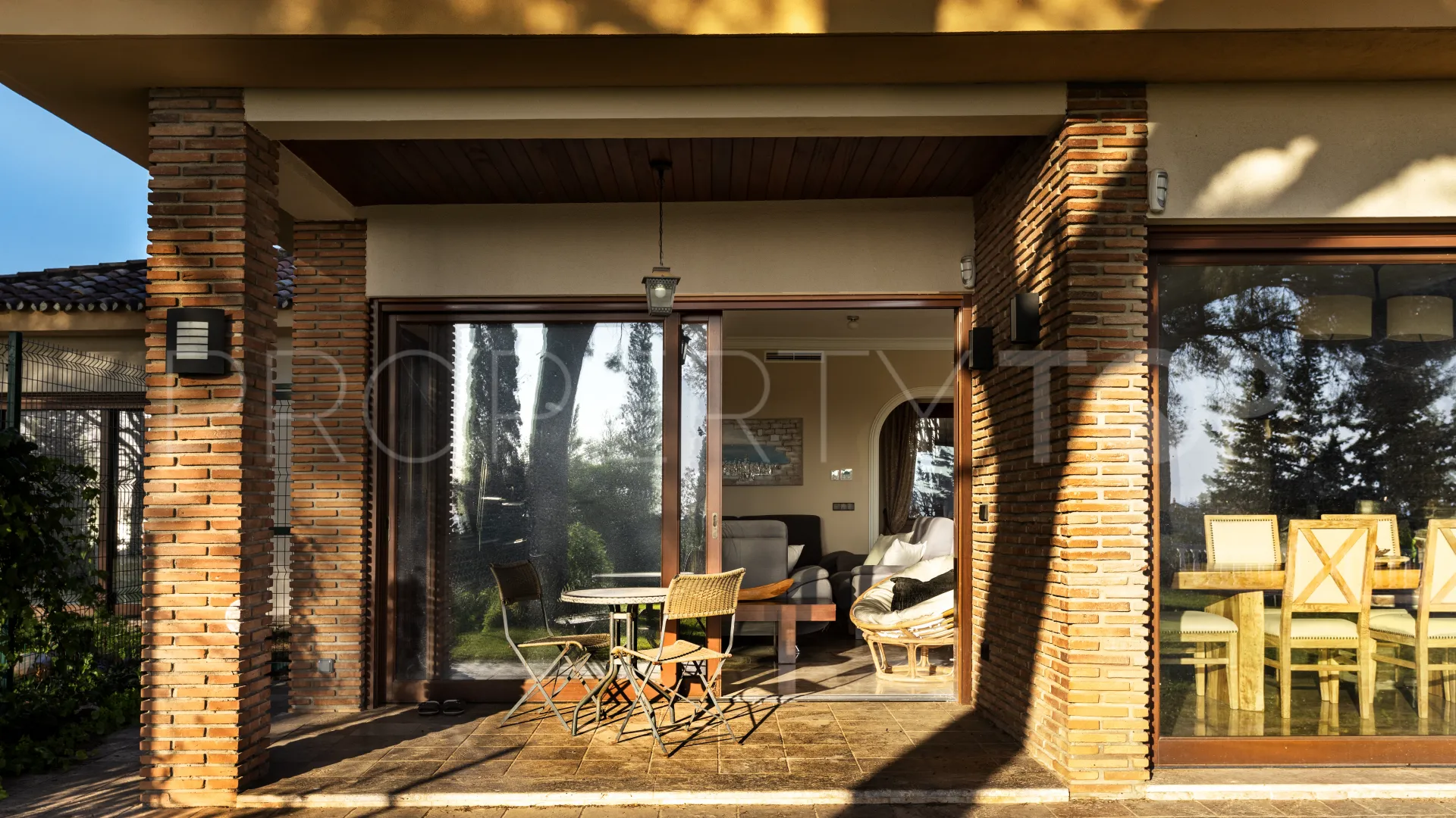 Se vende villa en Elviria con 6 dormitorios