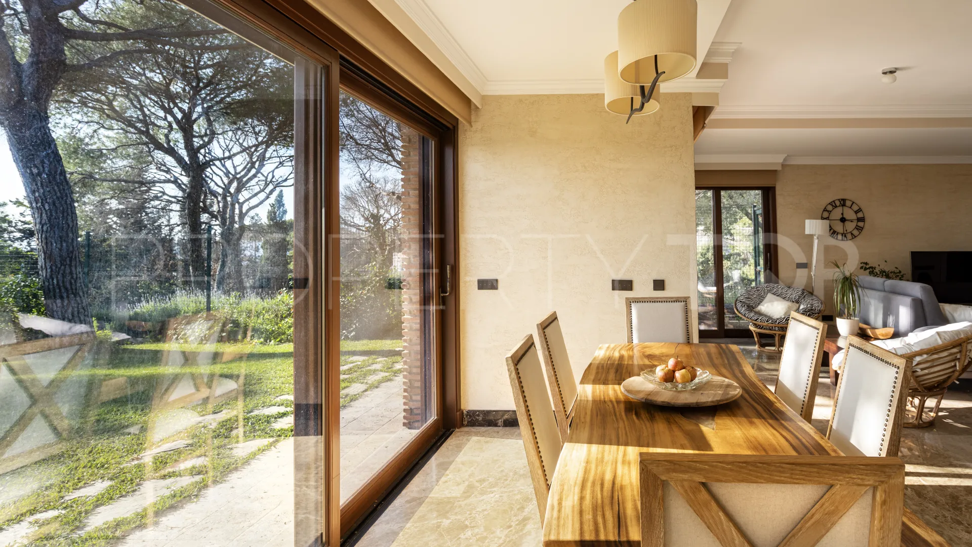 Se vende villa en Elviria con 6 dormitorios