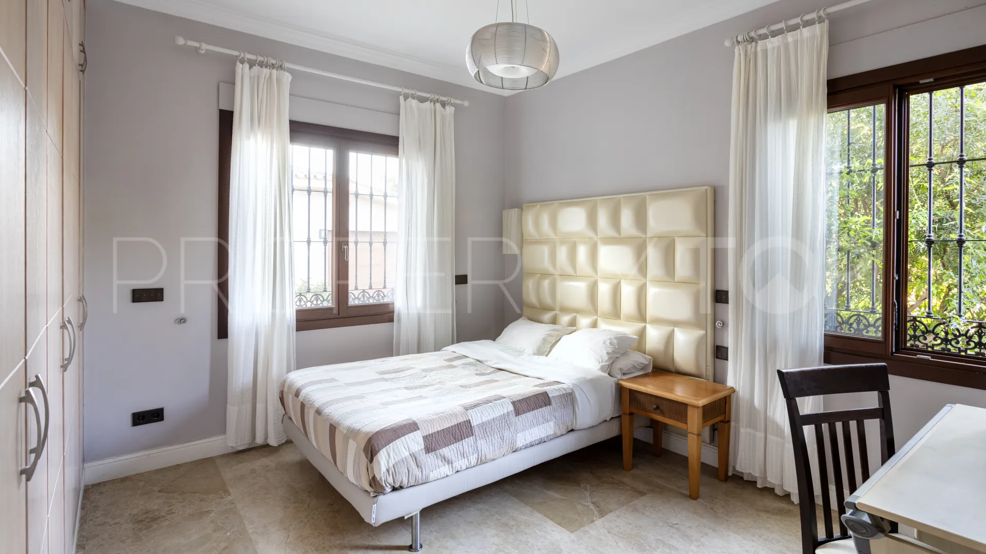 Se vende villa en Elviria con 6 dormitorios