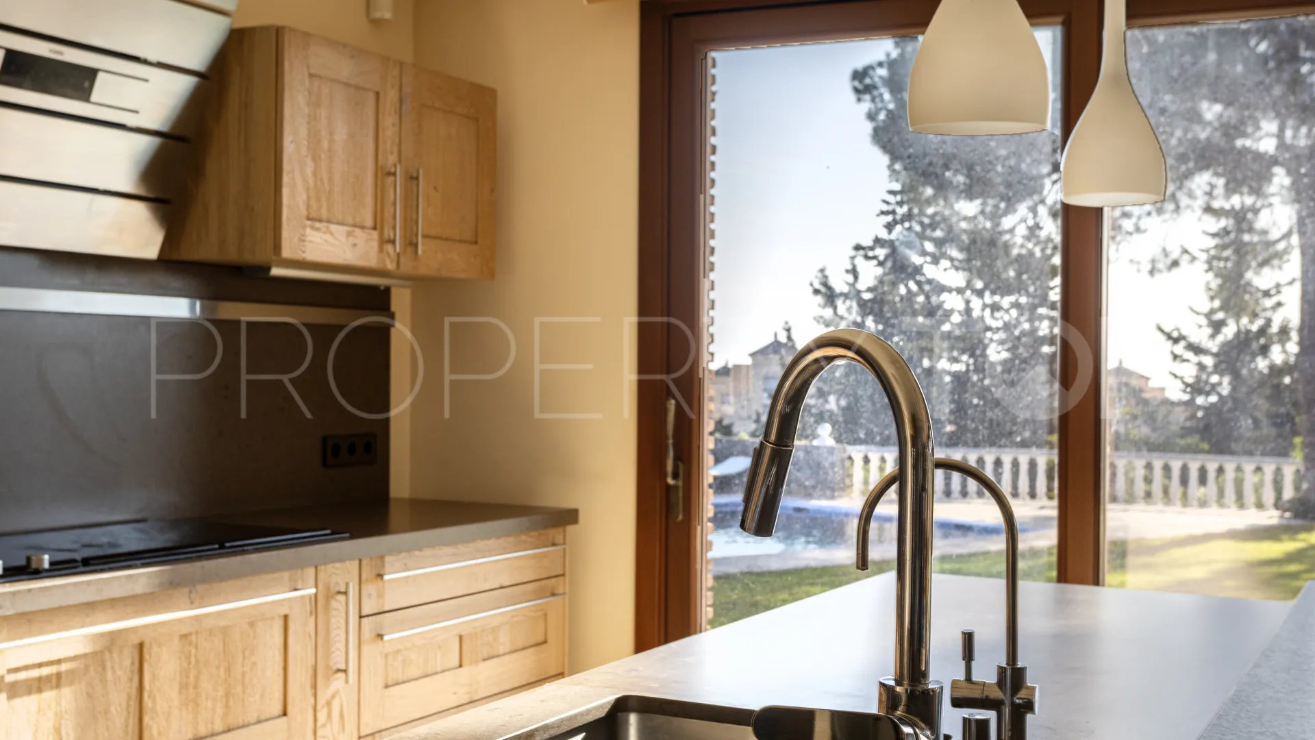 Se vende villa en Elviria con 6 dormitorios